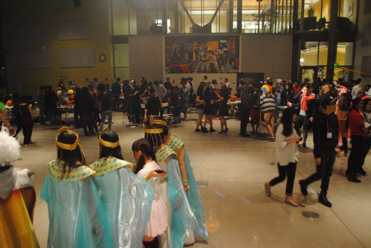 Costumed Students Begin to Arrive